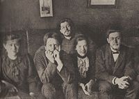 De Tsjechovs in Melichovo: Masja, Anton, Vanja, Aleksandra Ljosova, Misja en Aleksandr Smagin, 25 maart 1892 (Rayfield, afb. 32)