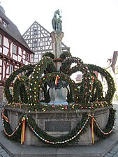 Osterbrunnen auf dem Rathausplatz