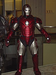 l'armure d'Iron Man,de couleur rouge et couleur argent,les bras un peu écartés