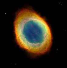 Na snímku Prstencové mlhoviny je vidět její protáhlý prstencový tvar a uprostřed slabě zářící vnitřní části je ústřední hvězda