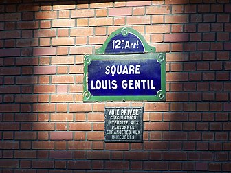 Une plaque odonymique typique de la dénomination des rues parisiennes : celle du square Louis-Gentil, dans le 12e arrondissement. (définition réelle 2 526 × 1 894)