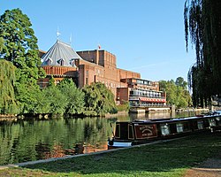 Royal Shakespeare Theatre Avonjoen partaalla.