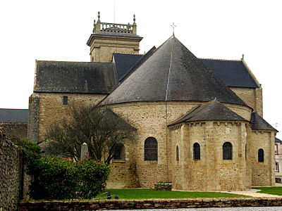 Vue du chevet et des trois chapelles absidales en cul-de-four, et en arrière-plan, le clocher-porche couronné d'une balustrade.