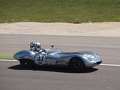 Une Lola Mk1 prototype de 1958 en course durant le Stirling Moss Trophy du Grand Prix de l'Âge d'Or 2011.