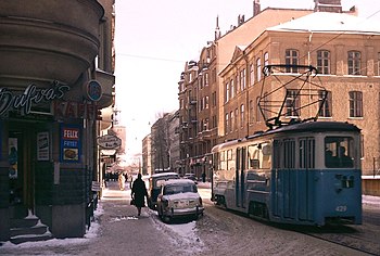 Hantverkargatan 1963 och Hantverkargatan 2008, vy mot öst i höjd med Pipersgatan. Bebyggelsen på vänstra (norra) gatusidan är fortfarande intakt, på högra sidan finns numera många nya kontorsbyggnader. Stockholms stadshus syns i bakgrunden. I samband med högertrafikomläggningen 1967 försvann spårvagnen från stadsbilden. Upphovsman till fotografiet från 1963 är Håkan Trapp.