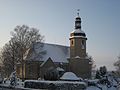 Blick zur St.-Martins-Kirche in Schönfels im Winter