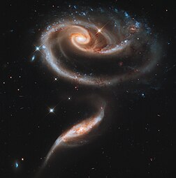 Le duo Arp 273, deux galaxies enroulées en forme de rose, photographiées par le télescope spatial Hubble. (définition réelle 7 887 × 7 994)