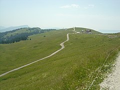 Plus bas la route du dernier kilomètre et passage devant le chalet nordique du « courant d'Ère »