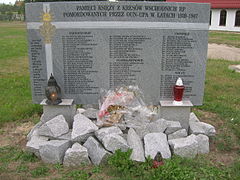 monument voor door OePA-strijders vermoorde Poolse priesters in Czerwona Woda