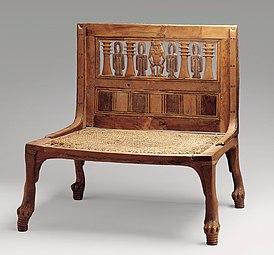 Chaise de Hatnefer ; 1492-1473 BC ; buis, cyprès, ébène et corde de lin ; hauteur : 53 cm ; Metropolitan Museum of Art.