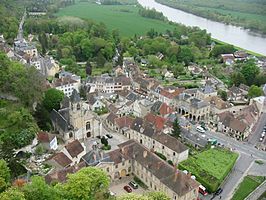 La Roche-Guyon gezien vanaf de donjon