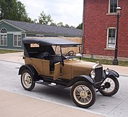 フォード・モデルT （1908年発表）。これを製造する中で、ベルトコンベアを用いた大量生産の基本形が出来上がっていった、とも評される。
