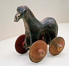Jouet, cheval à roulettes. Tombe dite d'«enfant» (une jeune fille ?), 950-900. Musée du Céramique