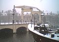 Amsterdam'daki Amstel nehri, Magere Brug köprüsünden görünüşü