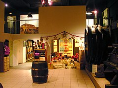 À Châteauneuf-du-Pape, à droite, foudre en châtaignier de 40 hectolitres datant du XIVe siècle.