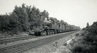 NS 6004 met een trein ter hoogte van Crailoo. (Tussen 1940 en 1941)