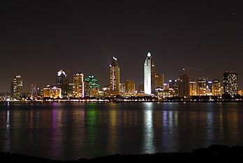 Les gratte-ciel illuminés de San Diego (Sud de la Californie, États-Unis), vus de nuit depuis la côte Pacifique. (définition réelle 1 024 × 689*)