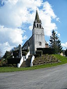 L'église est haut-perchée.