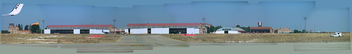 Panorámica de la pista del aeropuerto de Villanubla.