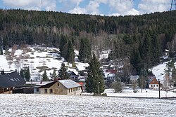 pohled na střed vsi od hřbitova