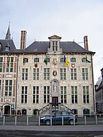 De Cipierage, de gevangenis van de kasselrij, met centraal het wapenschild van de Spaanse koning, boven dat van de graaf van Vlaanderen, en rechtsboven het wapen van het Waasland.