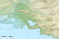 Mapa konturowa Delty Rodanu, na dole nieco na prawo znajduje się punkt z opisem „Gare de Marseille-Saint-Charles”