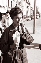 Donna e cartoccio di castagne, a Marburgo (1961)