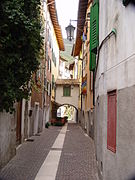 Gasse im Ortskern von Torbole