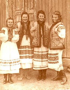 Vrouwen in Bojko-kostuums in Khashchovania, oblast Lviv (jaren '40)