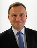 Andrzej Duda (42), jurist, Europarlementariër, voormalig onderminister van justitie en voormalig lid van de Sejm, kandidaat namens Recht en Rechtvaardigheid (PiS) en voorts gesteund door enkele kleine rechtse partijen.
