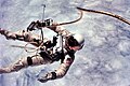 Astronaut Edward White under den første amerikanske rumvandring, udført på Gemini 4-missionen.