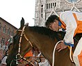 El beso al caballo en señal de gratitud, antes de entrar a la iglesia para el Te Deum.