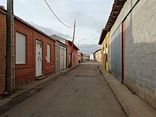 Imagen de un tramo de la Calle Real del pueblo. Es la única calle del antiguo tramo de la Cañada Real. Vista frontal en la que se ven casas a ambos lados de la calle.