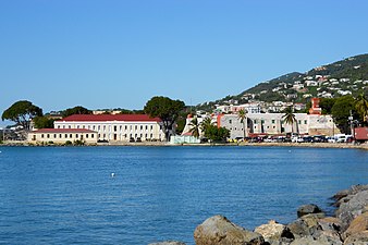 Pazo lexislativo das USVI (esquerda) e Fort Christian (dereita) en Charlotte Amalie