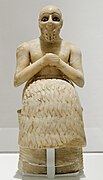 マリ（シュメール）のエビフ・イルの像（紀元前25世紀）。目の青い部分にラピスラズリが使われている。