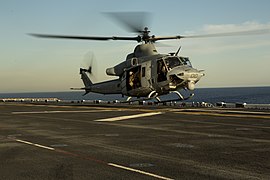 UH-1Y毒液直升機於美利堅號兩棲突擊艦