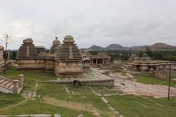 Temple de Kapila à Shiva. Colline d'Hemakuta, début XIVe siècle, Hampi-Vijayanagar[32]