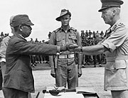 オーストラリアの第6師団（英語版）ホレス・ロバートソン少将に軍刀を引き渡す安達二十三第18軍司令官（ニューギニア島）