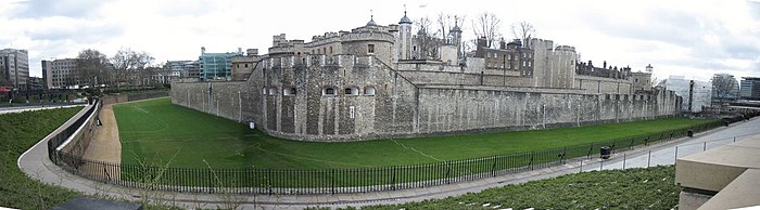 Muralla exterior de la Torre de Londres. En en centro, Legge's mount