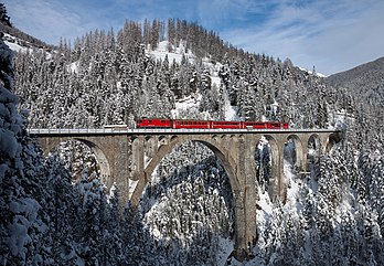 Une rame réversible RhB Ge 4/4 II entraîne un train sur le viaduc de Wiesen entre Wiesen et Filisur, dans les Grisons. Cette photo est la gagnante du concours mondial Wiki Loves Monuments 2013, le viaduc étant un bien culturel suisse d'importance régionale. (définition réelle 4 563 × 3 157)