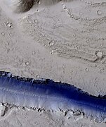 HiWish计划目下高分辨率成像科学设备显示的埃律西昂平原中的槽沟（堑沟）部分区域（蓝色可能为季节性霜冻）。