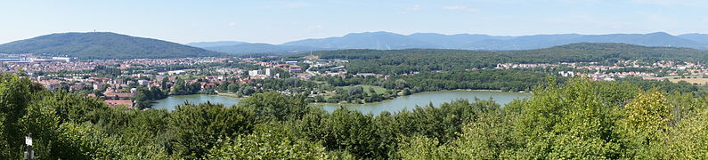 Le Salbert (à gauche) et la ligne bleue des Vosges dans le paysage de Belfort, vue depuis la Miotte.