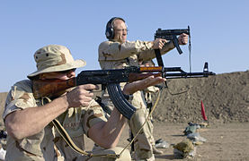 অস্ট্রেলিয়ান এয়ার ফোর্স এয়ার ট্রাফিক কন্ট্রোল ডিটাচমেন্ট অফিসার বাগদাদ আন্তর্জাতিক বিমানবন্দর এর ফায়ারিং রেঞ্জে MP5K চালাচ্ছে।