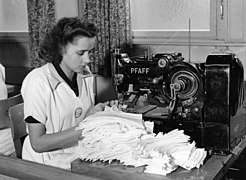 Bundesarchiv B 145 Bild-F001162-0004, Köln, Cologne Bierbaum-Proenen textile factory; this buttonhole machine works collar buttonholes.