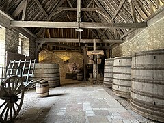 Rangée de cuves dans le cloître du château