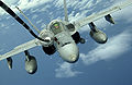 هواپیمای اف-۱۸ متعلق به تفنگداران دریایی آمریکا در حال سوختگیری در آسمان