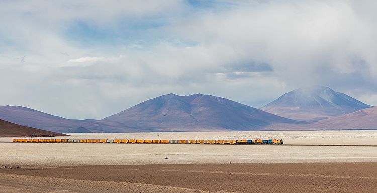 Железная дорога из Антофагасты в Боливию на участке длиной 35 км, проходящем через солончак Салар-де-Аскотан[англ.]