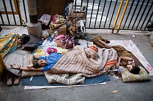 Hajléktalan család Indiában