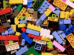 Felül: A vállalat logója Alul: LEGO alkatrészek