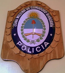 Antiguo escudo de la gobernación militar en la seccional 1ª de Comodoro Rivadavia.